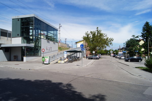 Bahnhofsplatz in Brunn am Gebirge